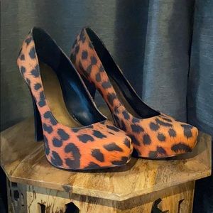 CARLOS SANTANA HEELS 👠 CHEETA PRINT